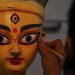 Mahalaya 2026 पर मां दुर्गा की प्रतिमा की आंखें बनाते मूर्तिकार और चक्षु दान की परंपरा
