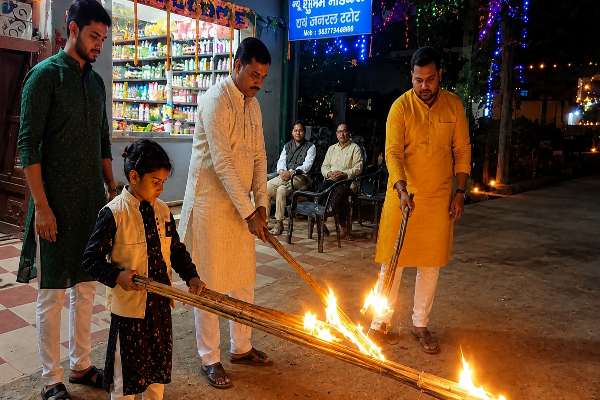दिवाली की रात मिथिला में जलती है हुक्का-पाती, जानिए दिवाली पर इसे जलाने की वजह 1 मिथिला में दिवाली की रात हुक्का-पाती जलाने की पारंपरिक रस्म