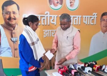Jharkhand Devasi Hembram daughter of Jamtara won a gold medal in Thailand; Babulal Marandi felicitated her
