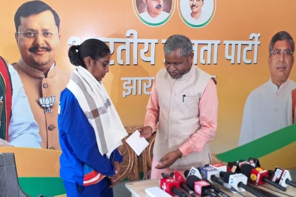Jharkhand Devasi Hembram daughter of Jamtara won a gold medal in Thailand; Babulal Marandi felicitated her