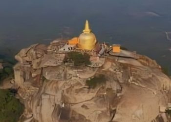 पितृपक्ष के दौरान गया की प्रेतशिला पहाड़ी पर पिंडदान करते श्रद्धालु