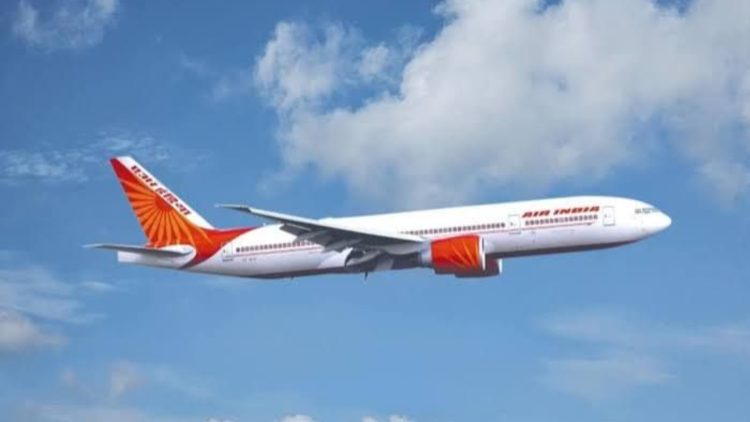 वाराणसी-दिल्ली Flight में धुएं का अलार्म, लखनऊ में कराई गई इमरजेंसी लैंडिंग 1 Smoke alarm on Varanasi-Delhi flight; emergency landing made in Lucknow.