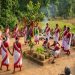 Karma Puja 2026 में करम डाल और जावा की पूजा करती युवतियां