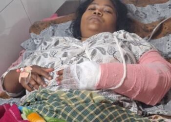 Dhanbad Road Accident: Teacher seriously injured after being hit by an uncontrolled vehicle in Sindri