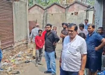 A young man sleeping in Dil Fruit Market in Dhanbad was murdered by slitting his throat.