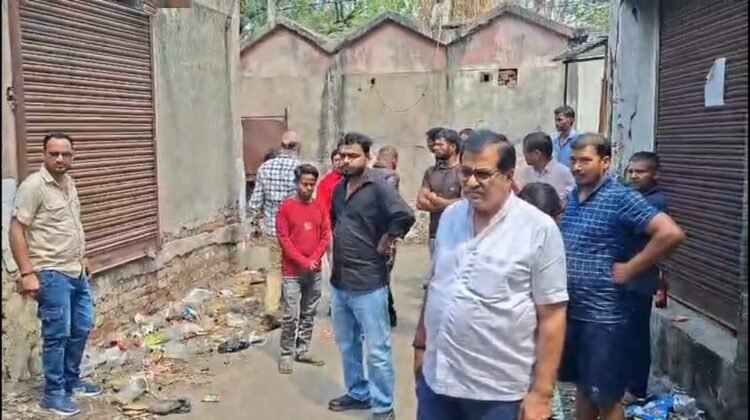 A young man sleeping in Dil Fruit Market in Dhanbad was murdered by slitting his throat.