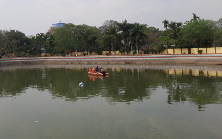 A young man drowned in the Nakshatra Forest pond in Ranchi, and the NDRF is searching for him.
