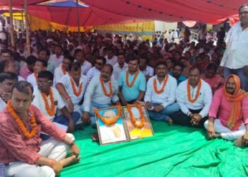 रांची के नागाबाबा खटाल में पारा शिक्षकों का अनिश्चितकालीन धरना, जिसमें बबलू सिंह सहित कई सहायक अध्यापक अपनी मांगों को लेकर बैठे हैं