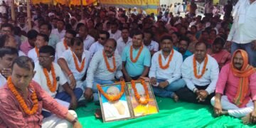 रांची के नागाबाबा खटाल में पारा शिक्षकों का अनिश्चितकालीन धरना, जिसमें बबलू सिंह सहित कई सहायक अध्यापक अपनी मांगों को लेकर बैठे हैं