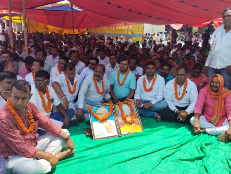 रांची के नागाबाबा खटाल में पारा शिक्षकों का अनिश्चितकालीन धरना, जिसमें बबलू सिंह सहित कई सहायक अध्यापक अपनी मांगों को लेकर बैठे हैं