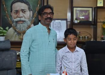 7-year-old swimmer Ishank Singh was honored by CM Hemant Soren, who set a world record by crossing the Palk Strait.