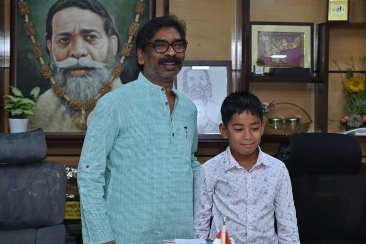 7-year-old swimmer Ishank Singh was honored by CM Hemant Soren, who set a world record by crossing the Palk Strait.
