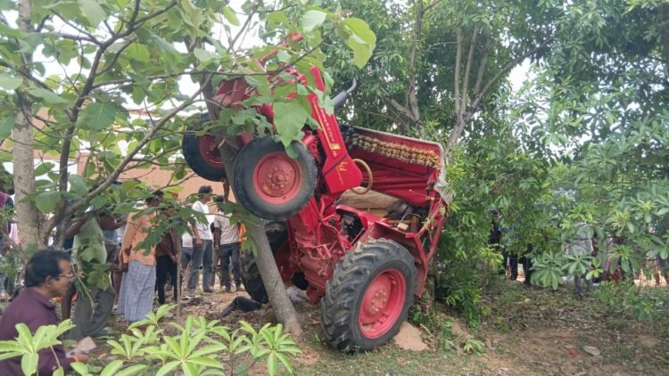 Jamtara News: One killed, one seriously injured after being hit by a tractor, bike damaged