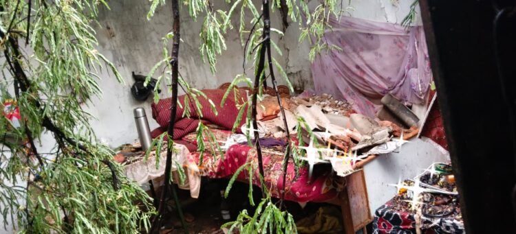 Heavy storm wreaks havoc in Ranchi: Falling trees destroy houses, forcing families to live under the open sky