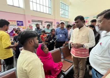 DC Manjunath Bhajantri conducts surprise inspection at Sadar Hospital, takes strict action against irregularities in medicine distribution