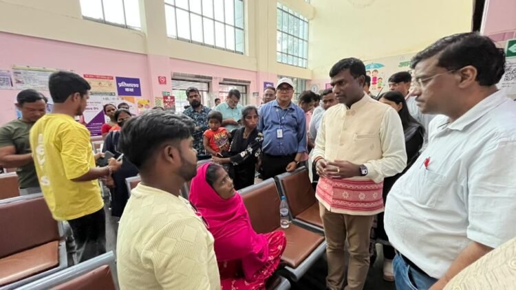 DC Manjunath Bhajantri conducts surprise inspection at Sadar Hospital, takes strict action against irregularities in medicine distribution