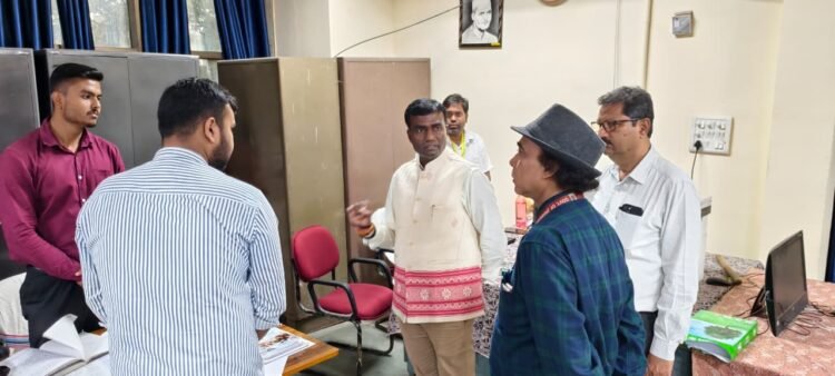 Ranchi News: DC Manjunath Bhajantri conducts surprise inspection at Collectorate, strict action against negligence and instructions to improve the system