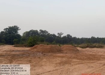 Major crackdown on illegal mining in Seraikela, two iron ore vehicles seized, 22,500 cubic feet of sand seized