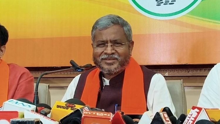 Babulal Marandi launches a major attack on the Hemant government over alleged scams in the health department, demanding a CBI inquiry into everything from ambulance purchases to expired medicines.