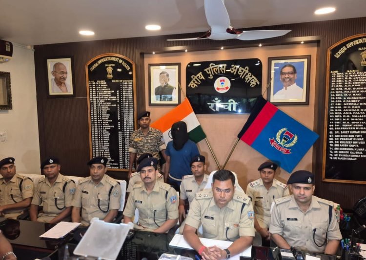 Ranchi Police achieves major success, top PLFI commander carrying a bounty of Rs 10 lakh arrested with Naxalite weapons
