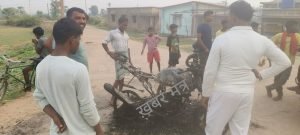 चंदवा के आन गांव में पशुधन चोरी की कोशिश के बाद घटनास्थल पर जुटे ग्रामीण और मौके पर मिली बाइक।Villagers gathered at the scene after an alleged livestock theft attempt in Aan village of Chandwa, Latehar.