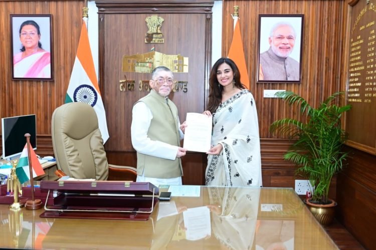 Former Miss India Steffi Patel met the Governor and expressed her commitment to give global recognition to Jharkhand tourism.