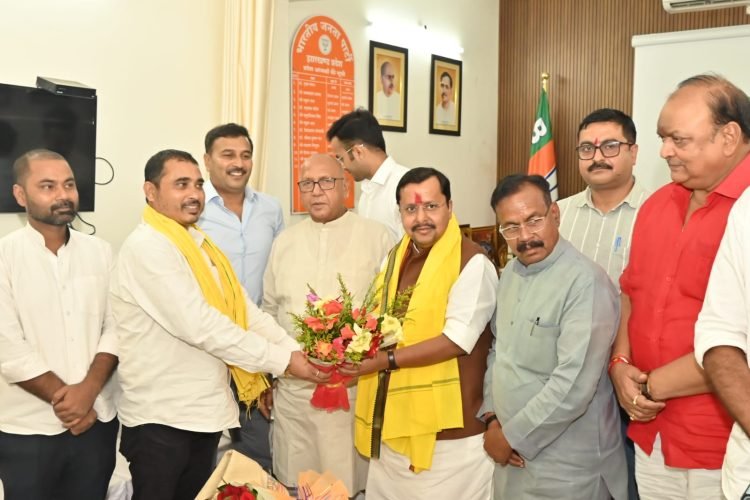 Leaders of NDA allies met BJP National President Nitin Naveen and welcomed him at the state office.