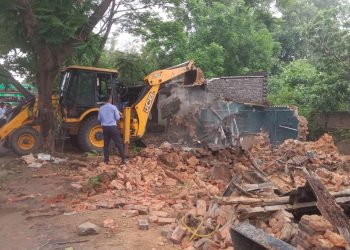 Major crackdown on encroachment in Ranchi: Municipal body clears government land from Bargain Chowk to Booty School.