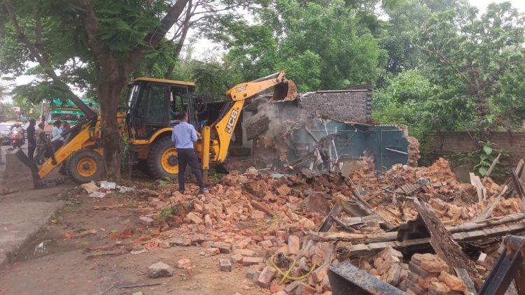 Major crackdown on encroachment in Ranchi: Municipal body clears government land from Bargain Chowk to Booty School.