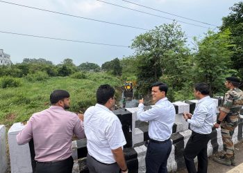 Ranchi: Municipal Commissioner inspects Bhusur and Dibdih rivers; issues strict directives to remove encroachments and curb pollution.