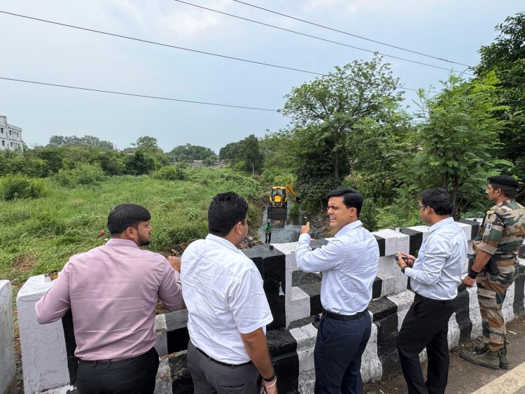 Ranchi: Municipal Commissioner inspects Bhusur and Dibdih rivers; issues strict directives to remove encroachments and curb pollution.