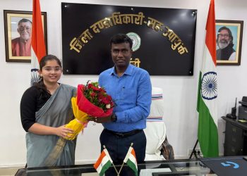Ranchi: IAS probationer Aastha Sharan of 2025 batch met Deputy Commissioner Manjunath Bhajantri.