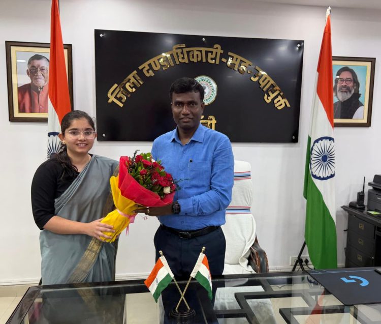 Ranchi: 2025 बैच की IAS प्रोबेशनर आस्था शरण ने उपायुक्त मंजूनाथ भजन्त्री से की मुलाकात 1 Ranchi: IAS probationer Aastha Sharan of 2025 batch met Deputy Commissioner Manjunath Bhajantri.