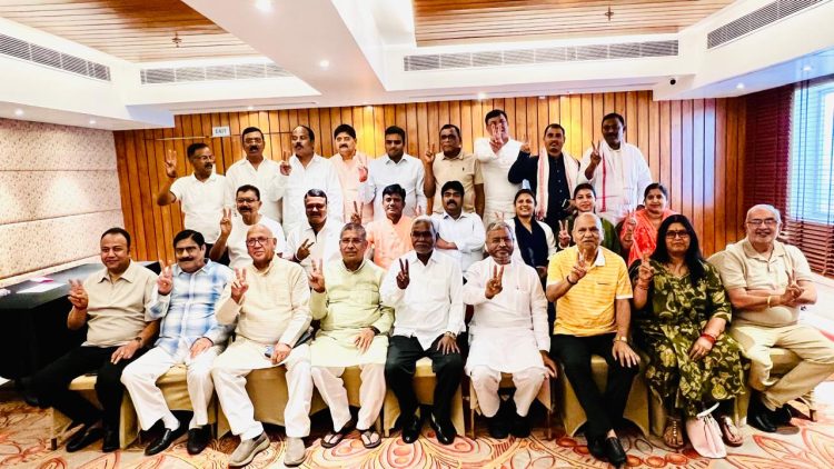 NDA के 24 विधायकों ने फोटो जारी कर एकजुटता का दिया संदेश, RJD ने भाजपा पर साधा निशाना 1 24 NDA MLAs released a photo to signal unity; RJD targeted the BJP.