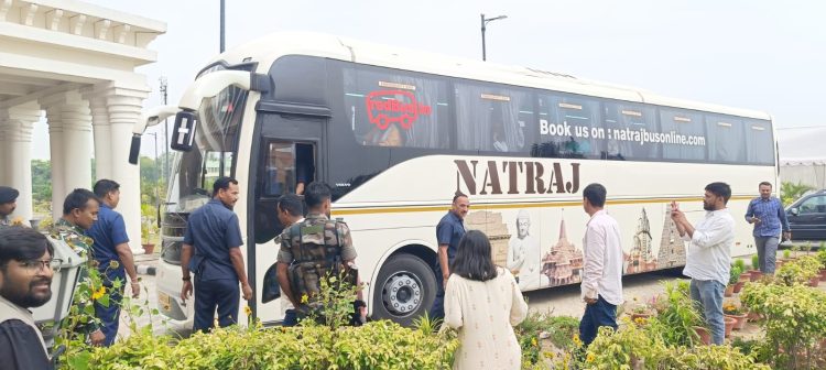 झारखंड राज्यसभा चुनाव के लिए बस से रांची विधानसभा परिसर पहुंचे एनडीए (NDA) के विधायक