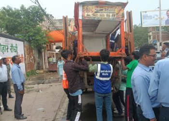 Municipal Corporation's major anti-encroachment drive in Ranchi; bulldozers raze illegal riverside constructions and meat shops.
