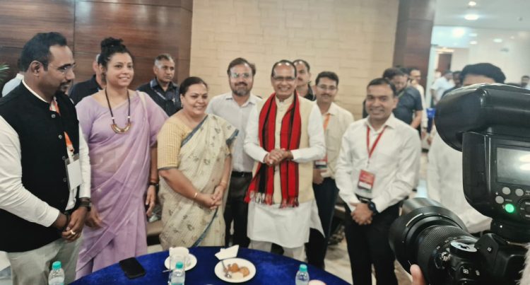 राष्ट्रीय ग्रामीण विकास सम्मेलन: दीपिका पांडेय सिंह ने महात्मा गांधी के नाम नई योजना, 433 रुपये मजदूरी और मनरेगा बकाया भुगतान की उठाई मांग 1 राष्ट्रीय ग्रामीण विकास सम्मेलन में झारखंड की मंत्री दीपिका पांडेय सिंह और केंद्रीय मंत्री शिवराज सिंह चौहान