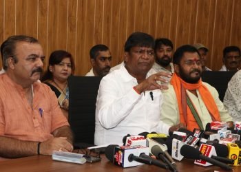 प्रेसवार्ता के दौरान मीडिया को संबोधित करते सांसद ढुल्लू महतो।