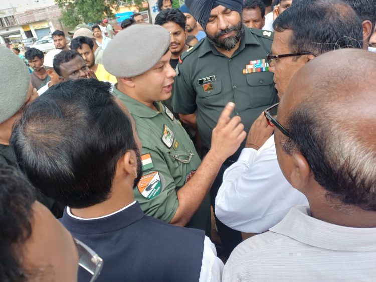Ranchi News: हूल दिवस पर खोखमा टोली के जतरा स्थल पर संकल्प सभा, भूमि विवाद को लेकर सेना और ग्रामीणों में नोकझोंक, 7 जुलाई को प्रदर्शन का ऐलान 1 Ranchi News: Pledge meeting held at the Jatra ground in Khokhma Toli on Hool Diwas; heated exchange between the Army and villagers over a land dispute; protest announced for July 7.