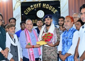Health Minister Dr. Irfan Ansari honors Shaurya Chakra awardee soldier Saddam Hussain; says Jharkhand is proud.