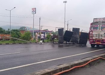 Speeding takes its toll in Dhanbad; information board on NH-19 demolished after being hit by an unidentified vehicle.