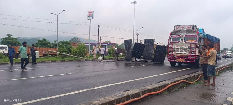Speeding takes its toll in Dhanbad; information board on NH-19 demolished after being hit by an unidentified vehicle.