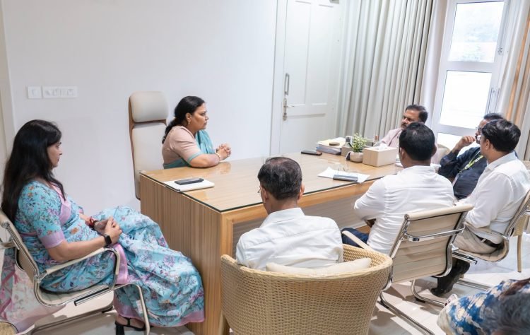 Review of rural development schemes in Ranchi: Union Joint Secretary Swati Sharma met Minister Deepika Pandey Singh.