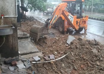 Anti-encroachment drive conducted from Harmu Muktidham to Sahajanand Chowk; notices issued to 10 building owners.