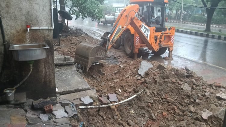 Anti-encroachment drive conducted from Harmu Muktidham to Sahajanand Chowk; notices issued to 10 building owners.