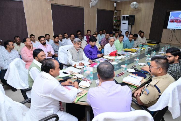 Health Minister Dr. Irfan Ansari reviewed preparations for the Shravani Mela in Deoghar, stating that there would be no compromise on the safety and health of devotees.