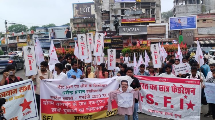 SFI-DYFI protest in Ranchi; Education Minister Dharmendra Pradhan's effigy burnt in support of the Jantar Mantar agitation.