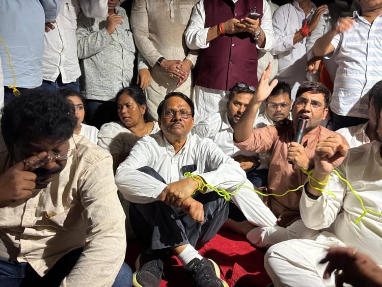 Breaking News:रांची में प्रदर्शन के दौरान स्वास्थ्य मंत्री डॉ. इरफान अंसारी, के. राजू समेत कई congress नेता हिरासत में