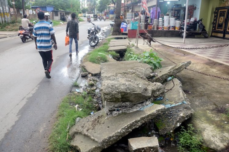 Ranchi: Residents troubled by the dilapidated condition of Morabadi-Boria Road; potholes and waterlogging increase the risk of accidents.