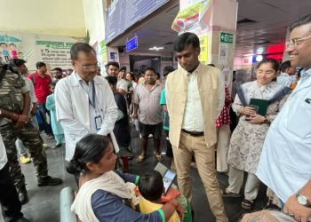 DC conducts surprise inspection at Ranchi Sadar Hospital; asks patients directly about the reality of their treatment.